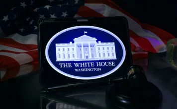 Nhà Trắng hủy bỏ các quy định bắt buộc tuân thủ an ninh phần mềm