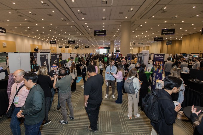 Khu vực triển lãm tại sự kiện TechCrunch Disrupt 2025.