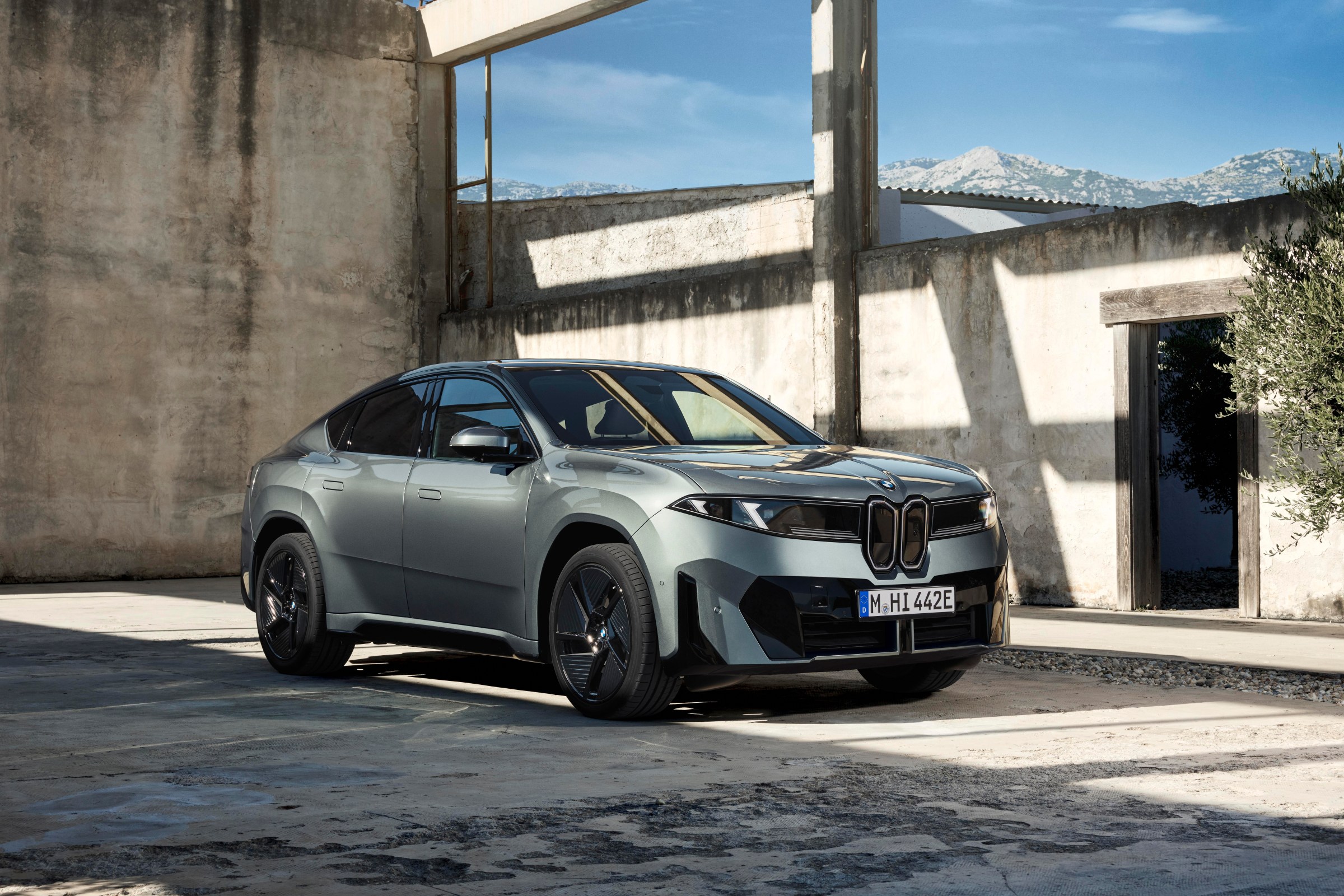 Màn hình cong Panoramic iDrive bên trong BMW iX4.